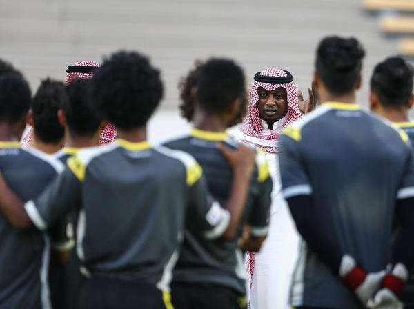 أسامة المولد رفقة اللاعبين