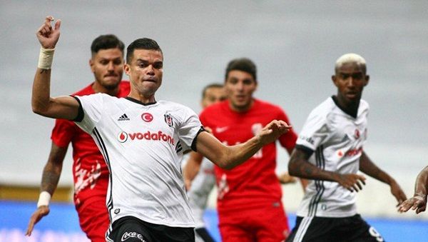 بيبي خلال اللقاء