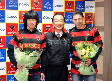 رئيس النادي السيد كيم تاي مان بجانب لاعبيه الجدد البرازيلي موتا والكوري آهن