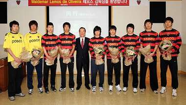 رئيس النادي السيد تاي مان يقدم اللاعبين التسعة الجدد الذين تم تصعيدهم من فئة الناشئين