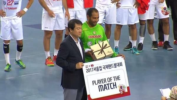 تتويج الميساوي بجائزة افضل لاعب في مباراة إيران