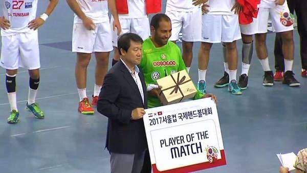 تتويج الميساوي بجائزة افضل لاعب في مباراة إيران