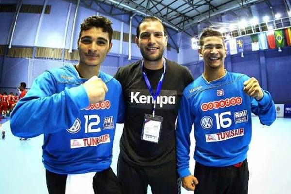 فارس غمّام يتوسط الحارسين