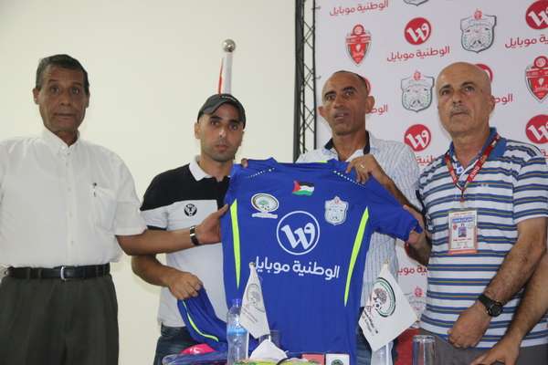 ناهض الأشقر يرفع قميص شباب رفح