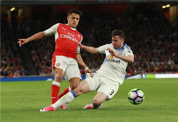 ألكسيس سانشيز (يسار)