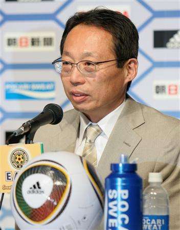 مدرب المنتخب الياباني تاكيشي أوكادا يتحدث مع الصحفيين في مؤتمر 