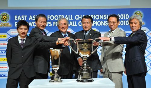أوكادا ( ثاني يمين ) بجانب لجنة بطولة شرق آسيا 2010 يلتقطون صورة تذكارية مع كأس البطولة