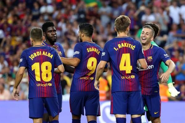 سواريز يتوسط لاعبي برشلونة