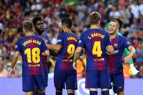 سواريز يتوسط لاعبي برشلونة