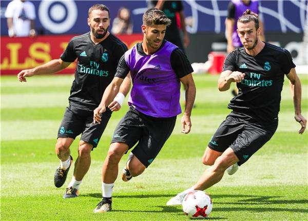 أسينسيو وبيل خلال التدريبات