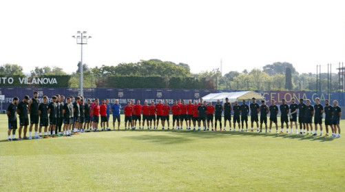 لاعبو برشلونة خلال دقيقة الحداد