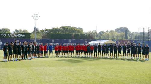 لاعبو برشلونة خلال دقيقة الحداد