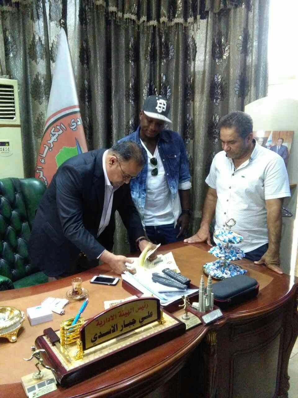 أثناء توقيع العقد