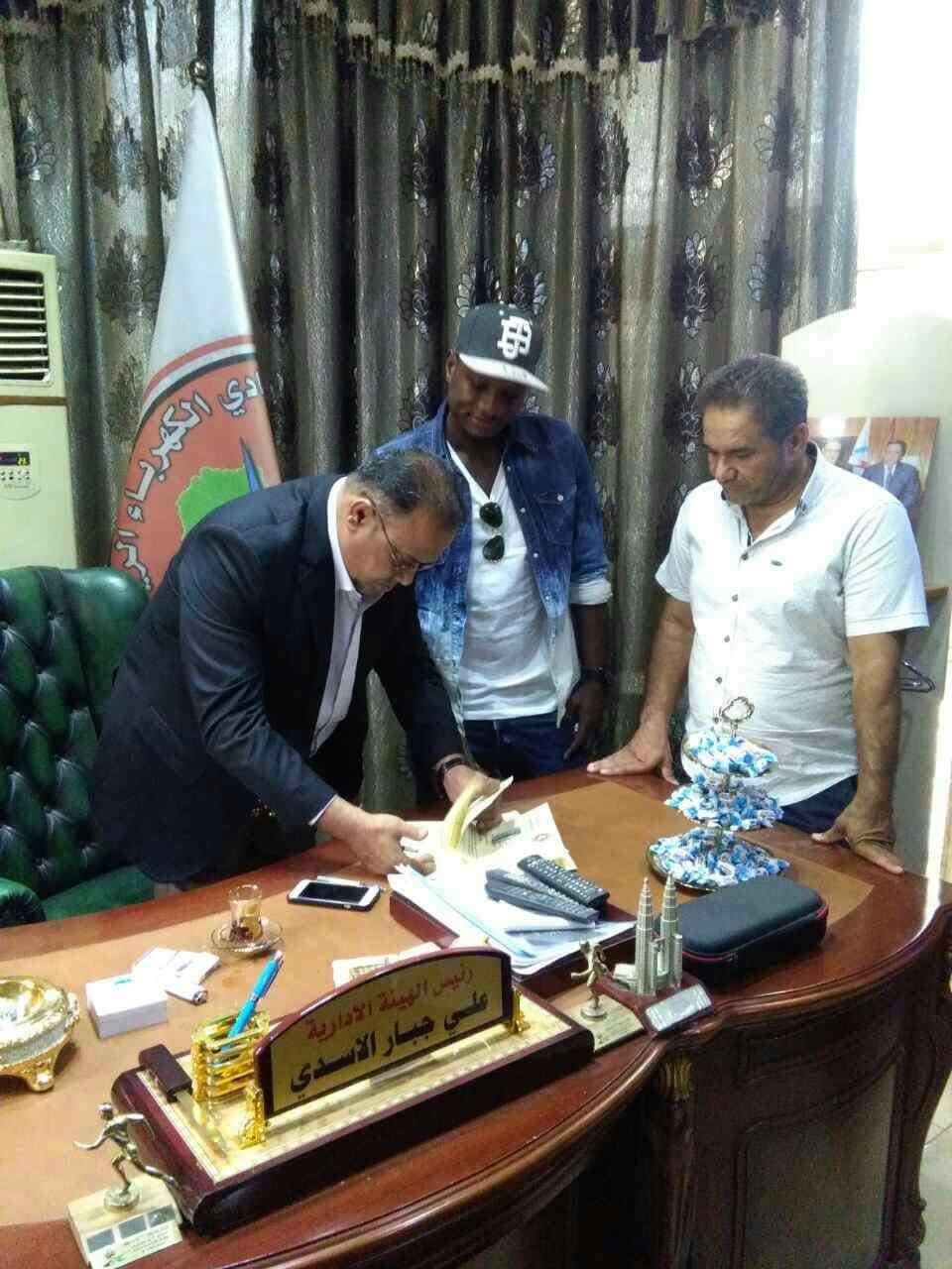 أثناء توقيع العقد