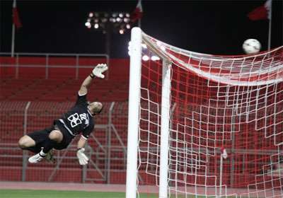 حارس مرمى البسيتين يتصدى لأحدى الكرات