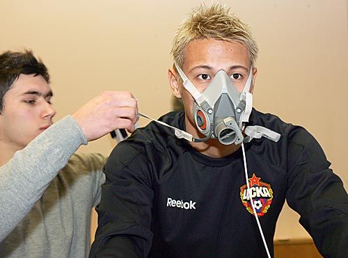 كيسوكي هوندا عند إجرائه الإختبارات الطبية بالعيادة الطبية داخل مقر سيسكا موسكو