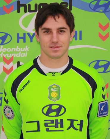 كرونوسلاف لوفريك بقميص فريقه الجديد جيونبوك الكوري