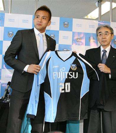 جونيتشي إيناموتو مع قميص فريقه الجديد
