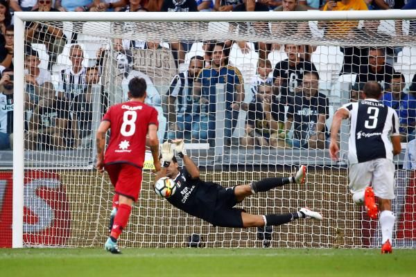 تصدي بوفون لركلة الجزاء