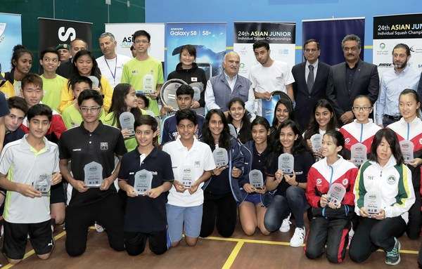 الأمير الحسن يتوسط المتوجين