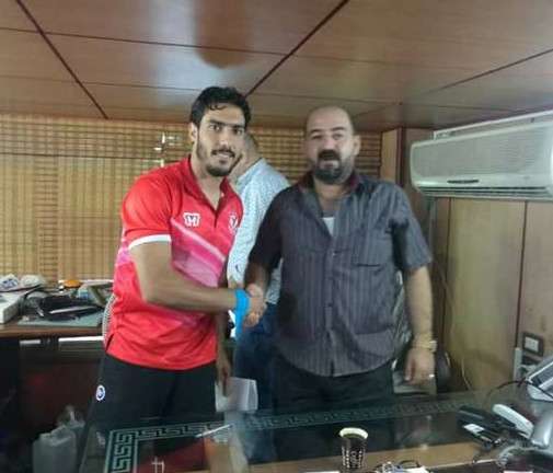 محمد داوود أثناء تجديده العقد