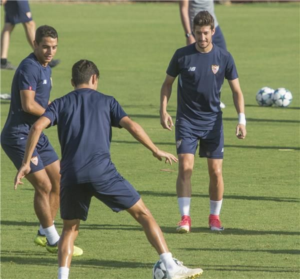 لاعبو إشبيلية خلال التدريبات