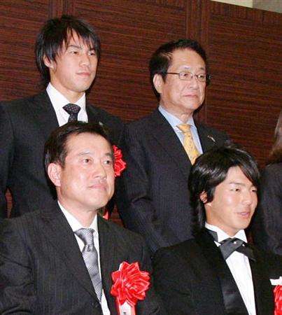 شينجي أوكازاكي ( يسار ) وبجانبه رئيس الإتحاد الياباني السيد موتواكي إينوكاي