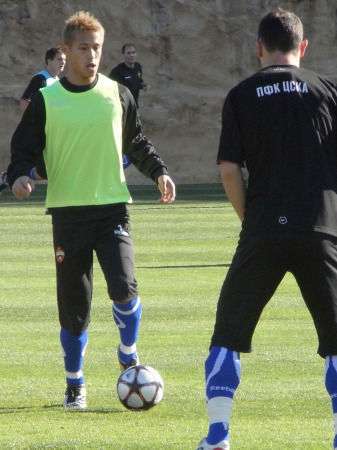 كيسوكي هوندا في تدريبات يوم أمس بمعسكر مدينة أليكانتي