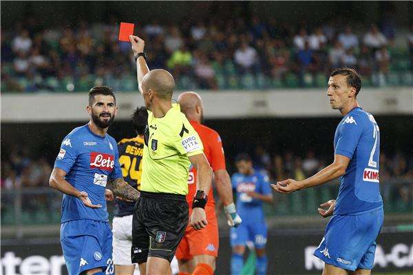  لحظة طرد لاعب نابولي