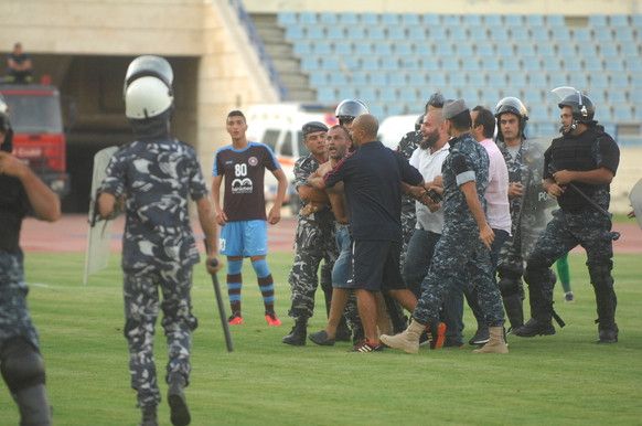 جانب من الشغب الجماهيري
