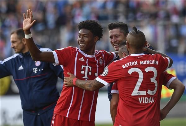 ديفيد ألابا مع لاعبي البايرن