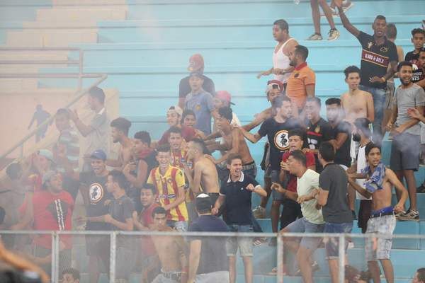 من أعمال الشغب لجماهير الترجي في مباراة اتحاد بن قردان