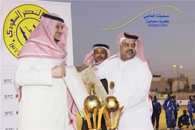 المشرف ابو طلال النصراوي يقدم درعا للامير فيصل بن تركي