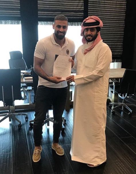 مصطفى كراد أثناء تجديده للعقد