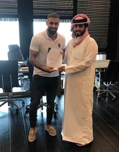 مصطفى كراد أثناء تجديده للعقد