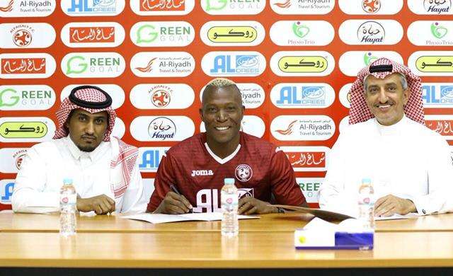 جانب من توقيع العقد