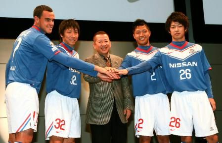 مدرب فريق يوكوهاما كيمورا يتوسط بين لاعبيه الجدد الذين تم التعاقد معهم للموسم الجديد