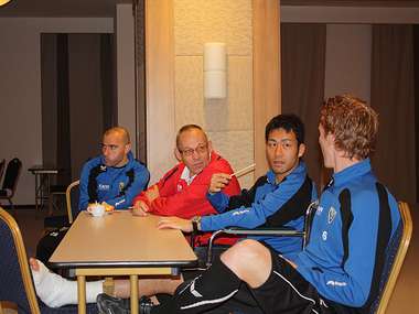 المدافع مايا يوشيدا عندما كان في معسكر تركيا قبل العودة إلى هولندا من أجل العلاج من الإصابة