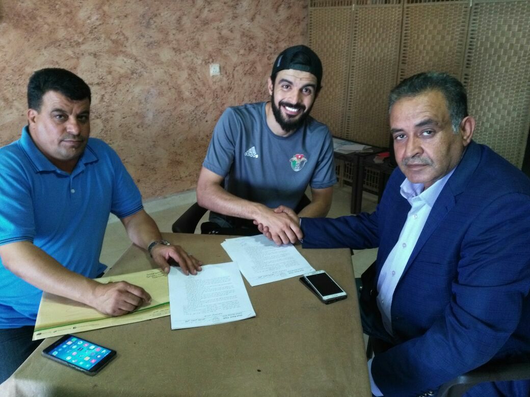 من توقيع اللاعب أنس طريف