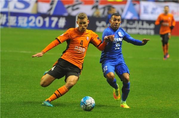 كارلوس تيفيز