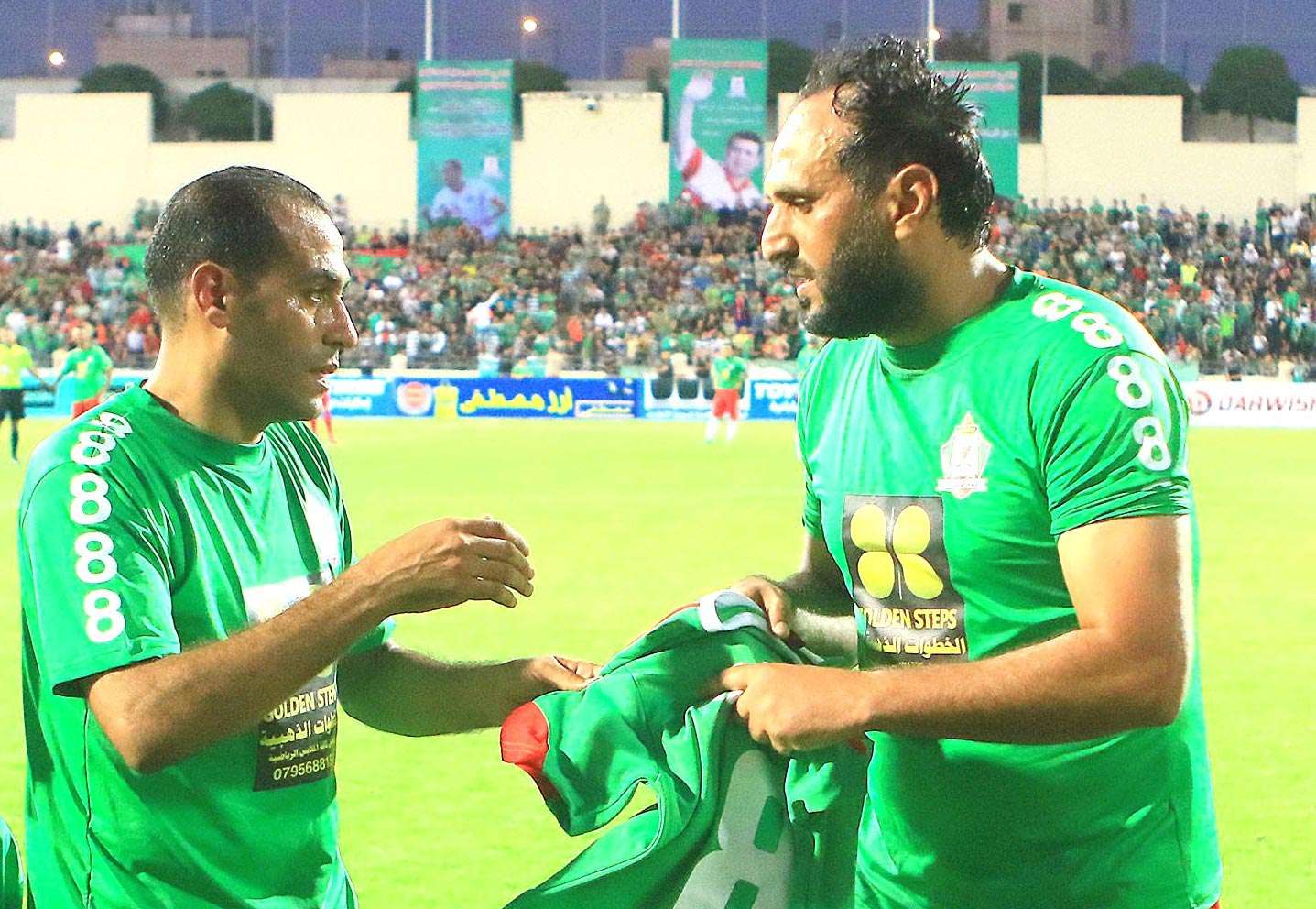 ذيب يسلّم قميصه لمحمد جمال