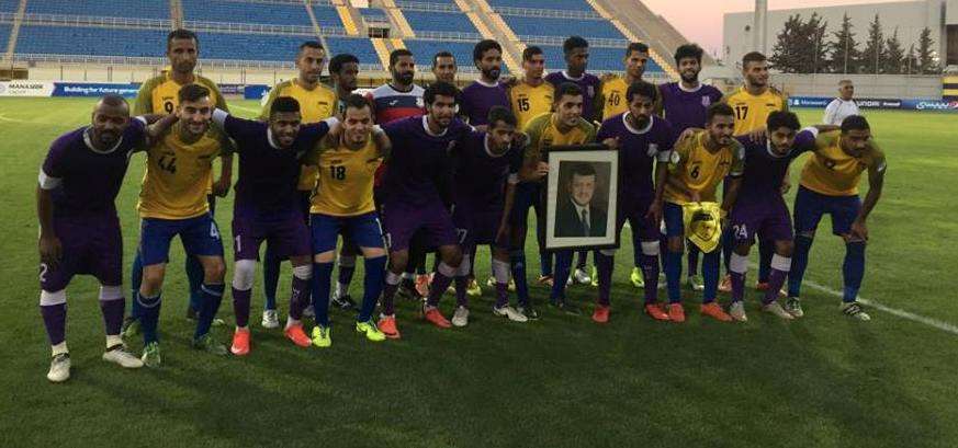 الفريقان في صورة جماعية