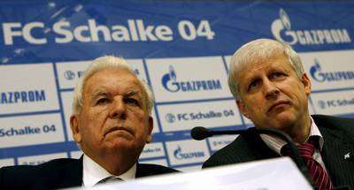 سيرجي فورسينكو على يمين الصورة