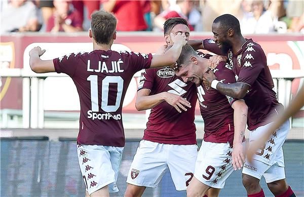 بيلوتي بين لاعبي فريقه