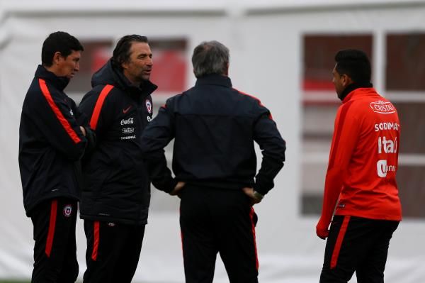 2017-08-28t153012z_171325215_rc12ac886880_rtrmadp_3_soccer-worldcup-chl-training_reuters