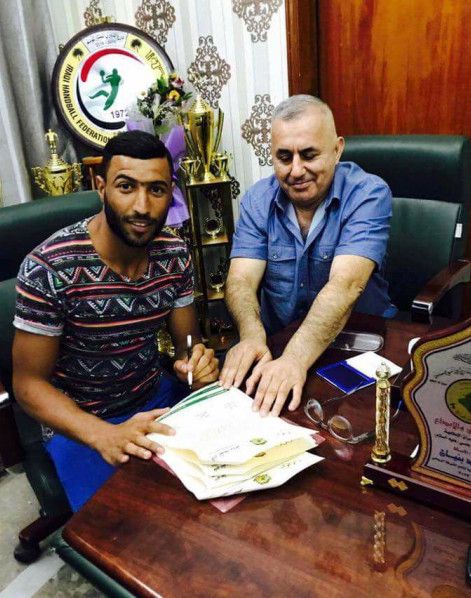رئيس الشرطة أثناء توقيع عقد حسام كاظم