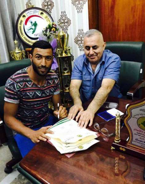 رئيس الشرطة أثناء توقيع عقد حسام كاظم
