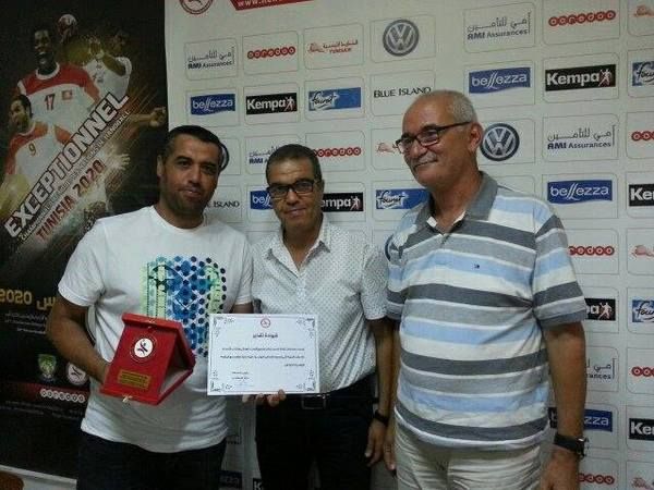 رياض البدوي وتكريمه من قبل رئيس الاتحاد