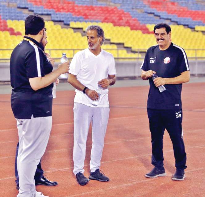 رئيس الاتحاد يدعم لاعبي قطر