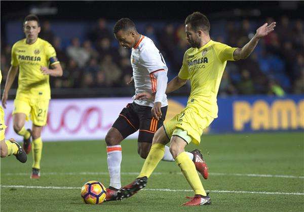 ناني بقميص فالنسيا